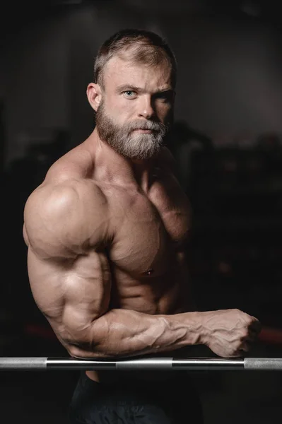 Brutal musculoso hombre con barba sin afeitar fitness modelo de atención médica — Foto de Stock