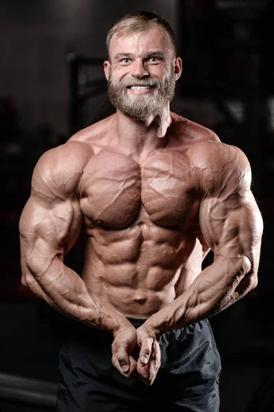 Brutal musculoso hombre con barba sin afeitar fitness modelo de atención médica —  Fotos de Stock