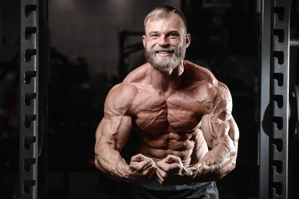Brutalny, muskularny mężczyzna z broda zarośnięty fitness model opieki zdrowotnej — Zdjęcie stockowe