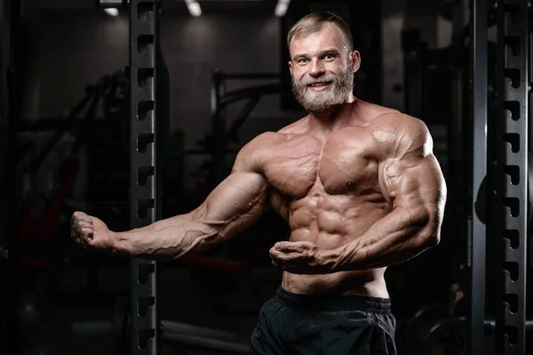 Brutala muskulös man med skägg orakad fitness modell healthcare — Stockfoto