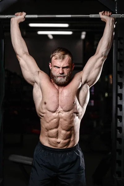 Brutal muscular homem com barba raspada fitness modelo de cuidados de saúde — Fotografia de Stock