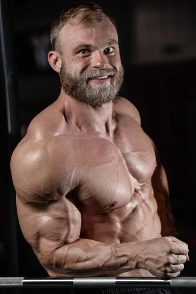 Brutální svalnatý muž s vousy zarostlý fitness model zdravotnictví — Stock fotografie