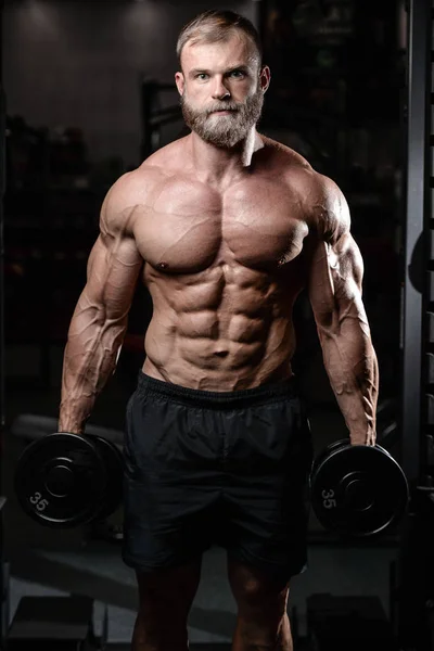 Brutal homme musclé avec barbe modèle de fitness non rasé soins de santé — Photo