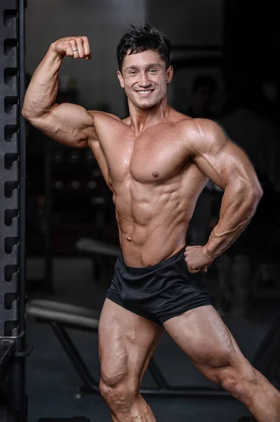 Schöner Bodybuilder Training in der Turnhalle sexy Mann heben Hanteln — Stockfoto