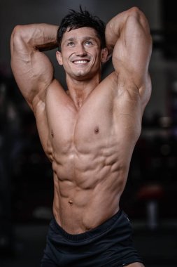 Spor salonu seksi adam Asansör dumbbells eğitim yakışıklı vücut geliştirmeci