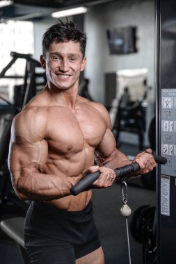 Spor salonu seksi adam Asansör dumbbells eğitim yakışıklı vücut geliştirmeci