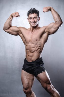 güzel fitness erkek model beyaz gri arka Studio'da poz