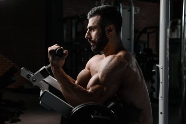 Fitness Eğitmeni yakışıklı adam jimnastik salonu kas kazanç 