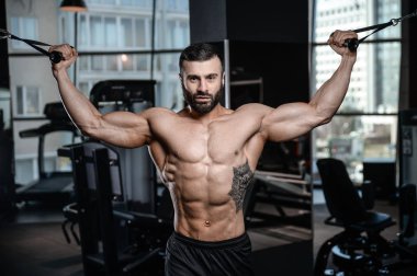 Fitness Eğitmeni yakışıklı adam jimnastik salonu kas kazanç 