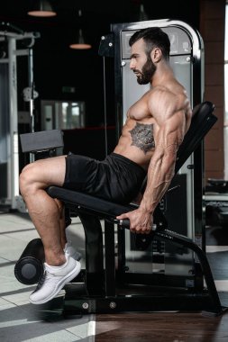 Fitness Eğitmeni yakışıklı adam jimnastik salonu kas kazanç 
