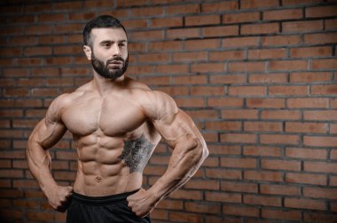 Fitness Eğitmeni yakışıklı adam jimnastik salonu kas kazanç 