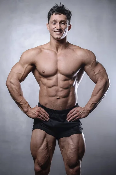 Güzel fitness erkek model beyaz gri arka Studio'da poz — Stok fotoğraf