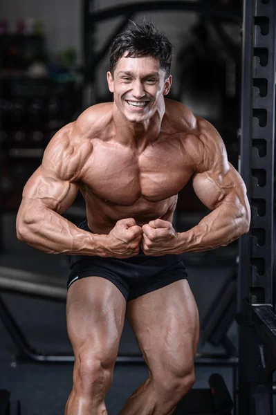 Schöner Bodybuilder Training in der Turnhalle sexy Mann heben Hanteln — Stockfoto