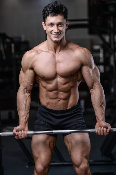 Schöner Bodybuilder Training in der Turnhalle sexy Mann heben Hanteln — Stockfoto