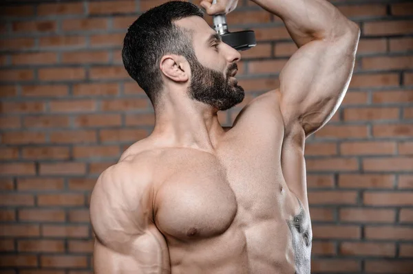 Instructor de fitness hombre guapo en el gimnasio ganar músculo — Foto de Stock