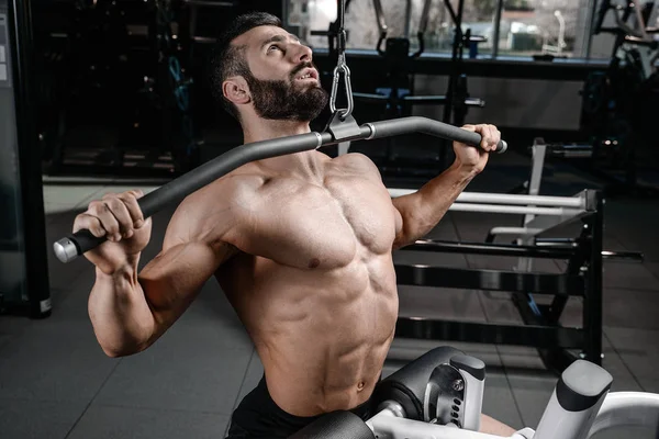 Fitness Eğitmeni yakışıklı adam jimnastik salonu kas kazanç 