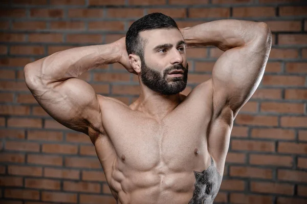 Instructor de fitness hombre guapo en el gimnasio ganar músculo — Foto de Stock