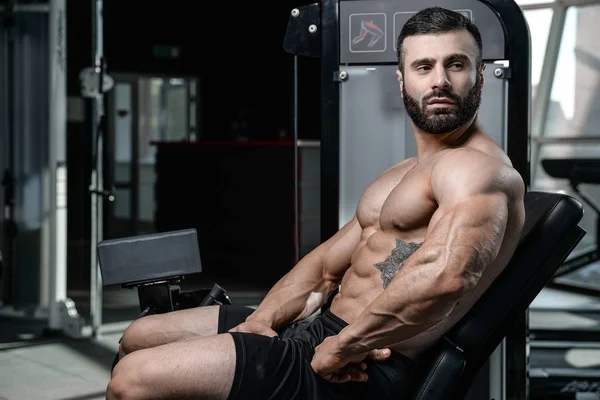 Fitness Eğitmeni yakışıklı adam jimnastik salonu kas kazanç — Stok fotoğraf