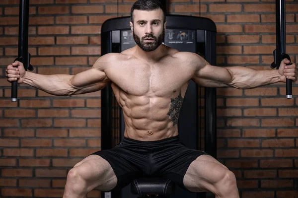 Instructor de fitness hombre guapo en el gimnasio ganar músculo — Foto de Stock