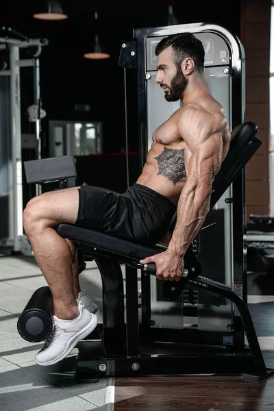 Fitness Eğitmeni yakışıklı adam jimnastik salonu kas kazanç 