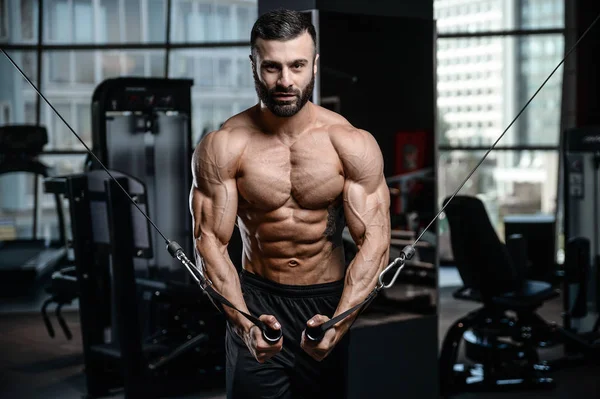 Fitness Eğitmeni yakışıklı adam jimnastik salonu kas kazanç 