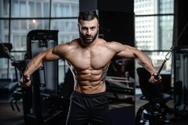 Instrutor de fitness homem bonito no ginásio ganhar músculo — Fotografia de Stock