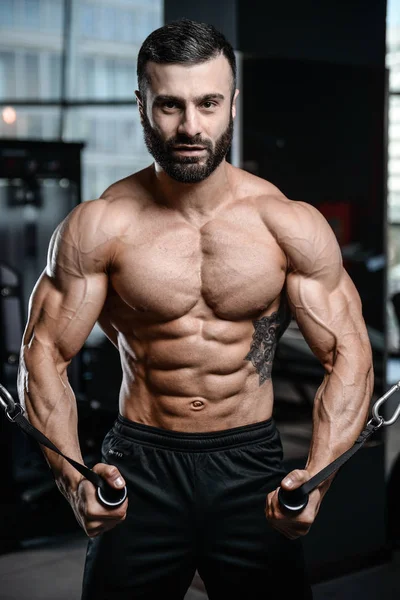 Fitness Eğitmeni yakışıklı adam jimnastik salonu kas kazanç 