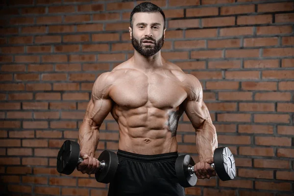 Instructor de fitness hombre guapo en el gimnasio ganar músculo —  Fotos de Stock
