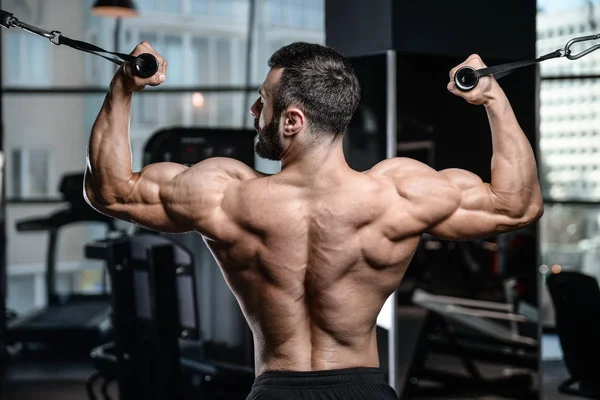 Fitness Eğitmeni yakışıklı adam jimnastik salonu kas kazanç 