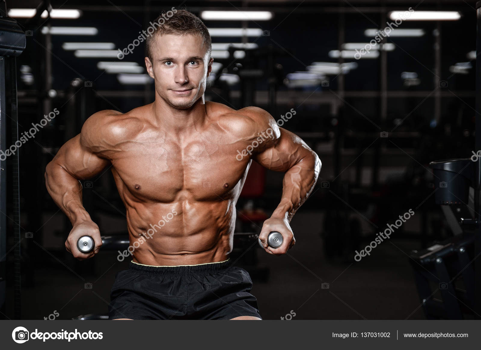 meztelen férfi fitness modellek
