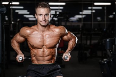 Yakışıklı fitness model tren jimnastik salonu kas kazanç