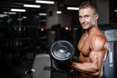 Yakışıklı fitness model tren jimnastik salonu kas kazanç