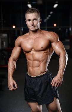 Yakışıklı fitness model tren jimnastik salonu kas kazanç