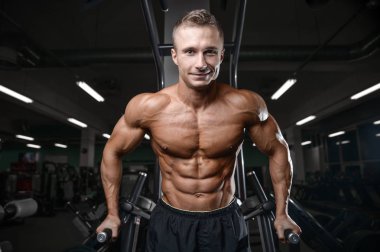 Yakışıklı fitness model tren jimnastik salonu kas kazanç