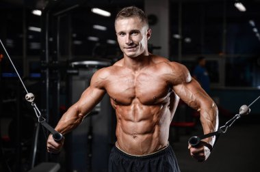 Yakışıklı fitness model tren jimnastik salonu kas kazanç
