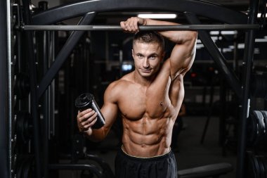Yakışıklı fitness model tren jimnastik salonu kas kazanç