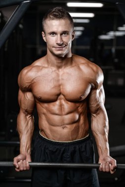 Yakışıklı fitness model tren jimnastik salonu kas kazanç