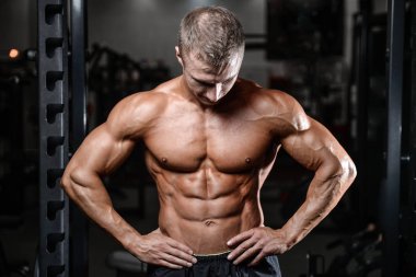 Yakışıklı fitness model tren jimnastik salonu kas kazanç