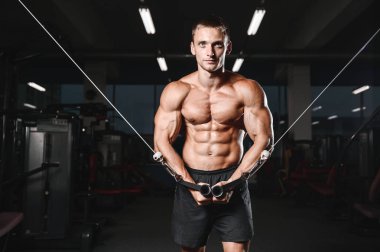 genç adam tren spor salonu sağlık yaşam tarzı seksi beyaz Ma