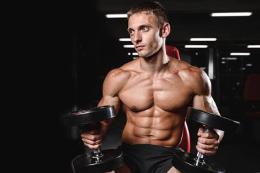 genç adam tren spor salonu sağlık yaşam tarzı seksi beyaz Ma