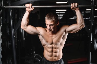 genç adam tren spor salonu sağlık yaşam tarzı seksi beyaz Ma