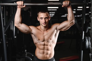 genç adam tren spor salonu sağlık yaşam tarzı seksi beyaz Ma