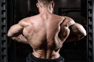 acımasız kaslı adam sakal tıraşsız fitness modeli sağlık