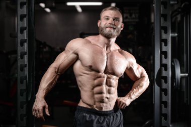 acımasız kaslı adam sakal tıraşsız fitness modeli sağlık