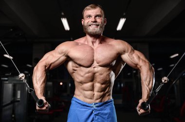 acımasız kaslı adam sakal tıraşsız fitness modeli sağlık