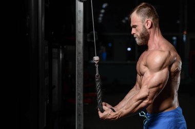 acımasız kaslı adam sakal tıraşsız fitness modeli sağlık