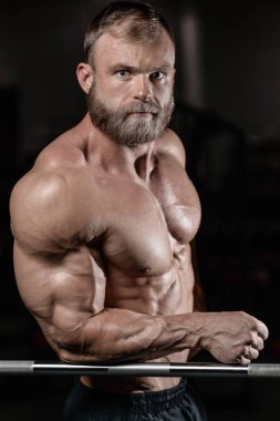 acımasız kaslı adam sakal tıraşsız fitness modeli sağlık