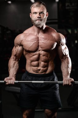 acımasız kaslı adam sakal tıraşsız fitness modeli sağlık