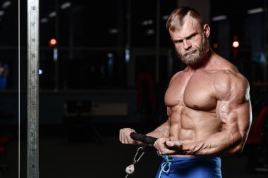 acımasız kaslı adam sakal tıraşsız fitness modeli sağlık