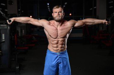 acımasız kaslı adam sakal tıraşsız fitness modeli sağlık